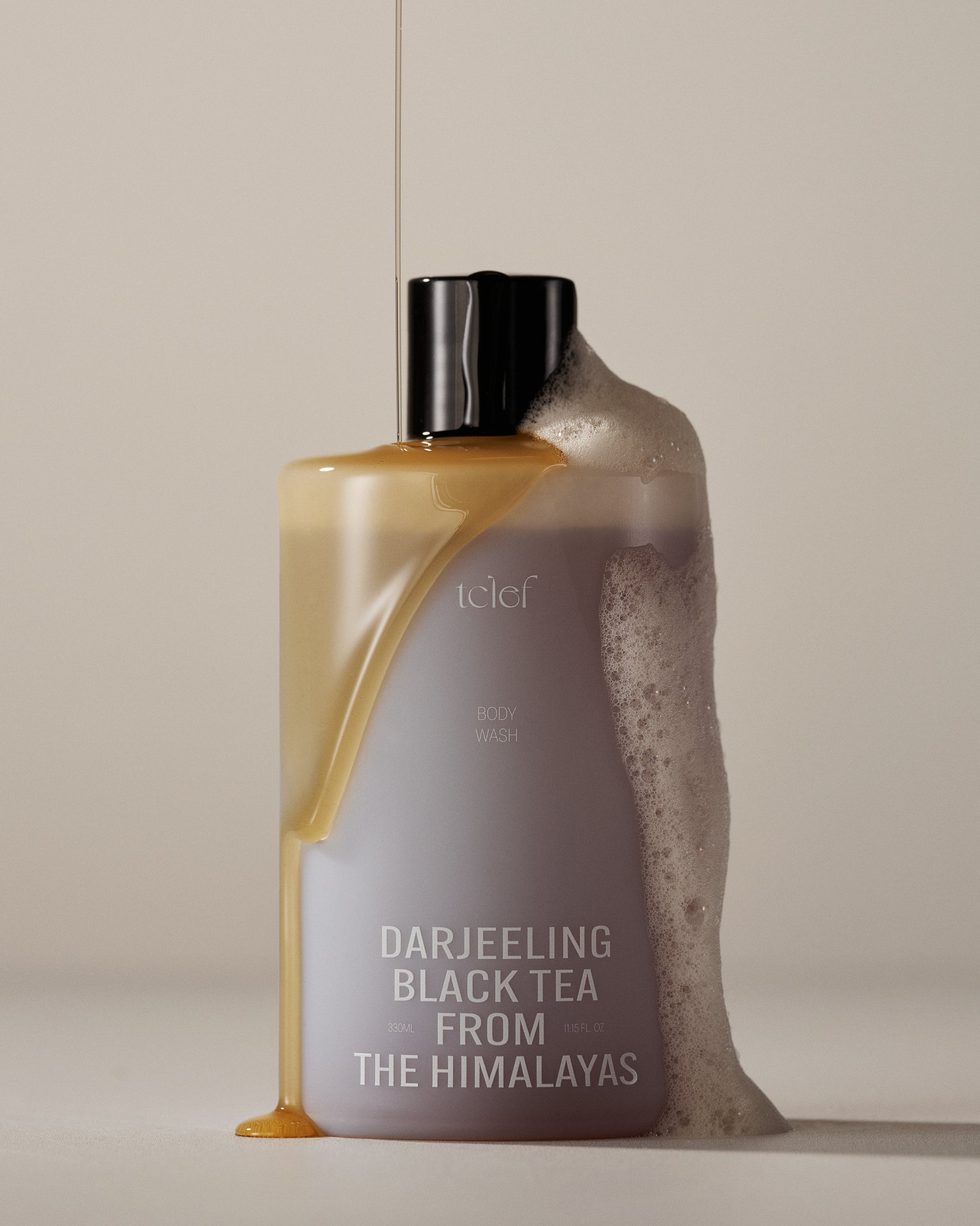 Moisturizing body wash featuring Himalayan black tea essence, promoting revitalized and silky skin with a calming aroma.