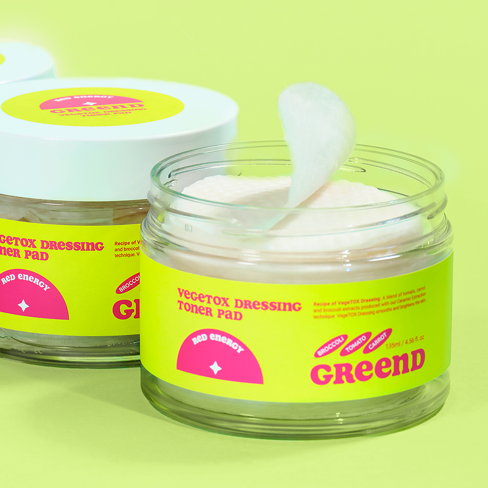 Hand holding GReenD Vegitox Dressing Toner Pad – K-beauty solution for gentle exfoliation and daily skin prep. Beautifulsmile cosmetics UK