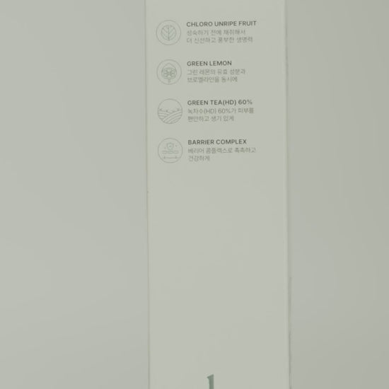 Pouring Chloro Green Lemon Bromelain Toner onto cotton pad – refreshing Korean toner with gentle exfoliating enzymes. Beautifulsmile cosmetics UK