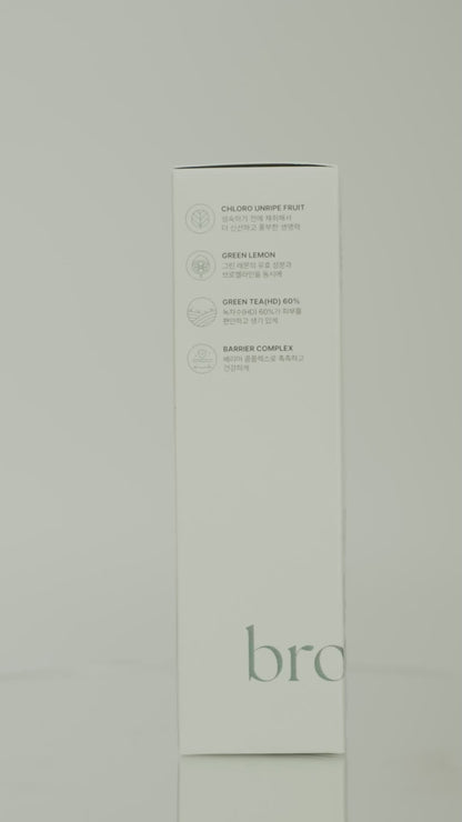 Pouring Chloro Green Lemon Bromelain Toner onto cotton pad – refreshing Korean toner with gentle exfoliating enzymes. Beautifulsmile cosmetics UK