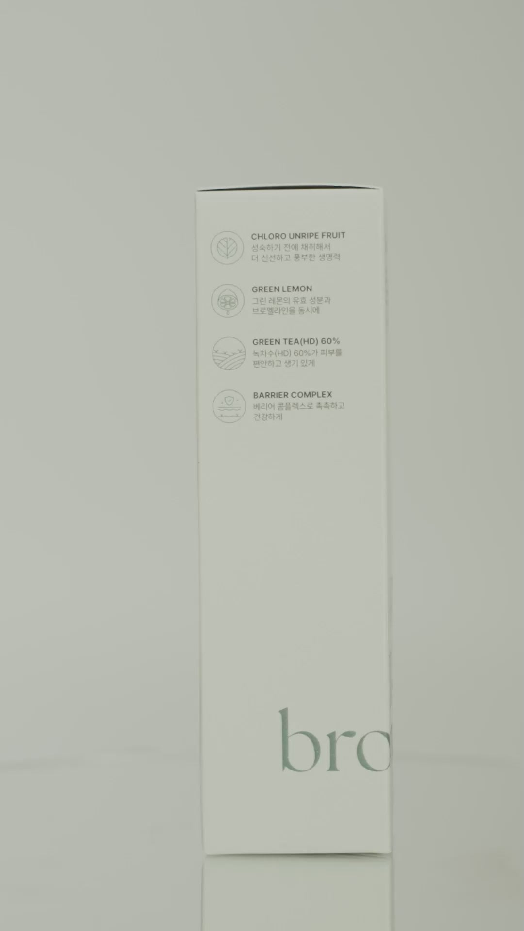 Pouring Chloro Green Lemon Bromelain Toner onto cotton pad – refreshing Korean toner with gentle exfoliating enzymes. Beautifulsmile cosmetics UK