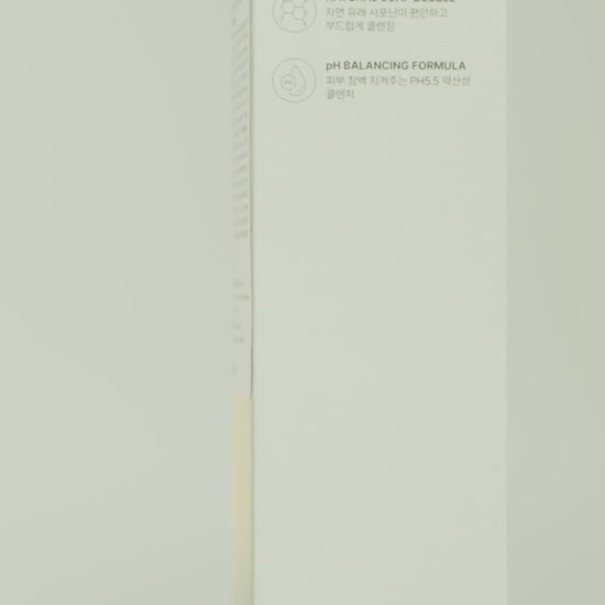 Close-up of Chloro Green Papaya Papain Gel Cleanser’s smooth gel texture, popular Korean skincare product in K-beauty. Beautifulsmile cosmetics UK